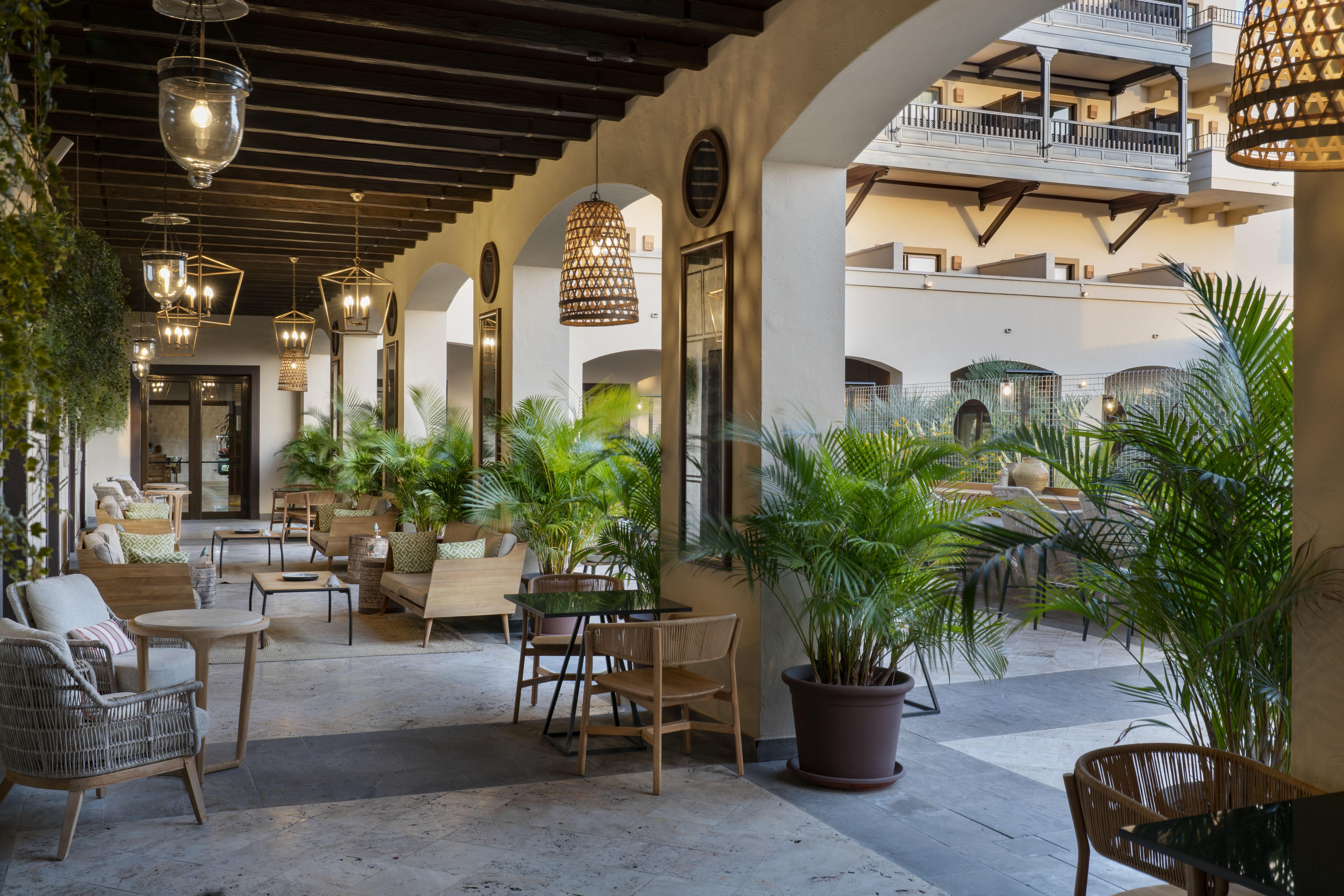 빈치 셀렉시온 라 플란타시온 델 수르 아데제 외부 사진 The hotel's interior courtyard