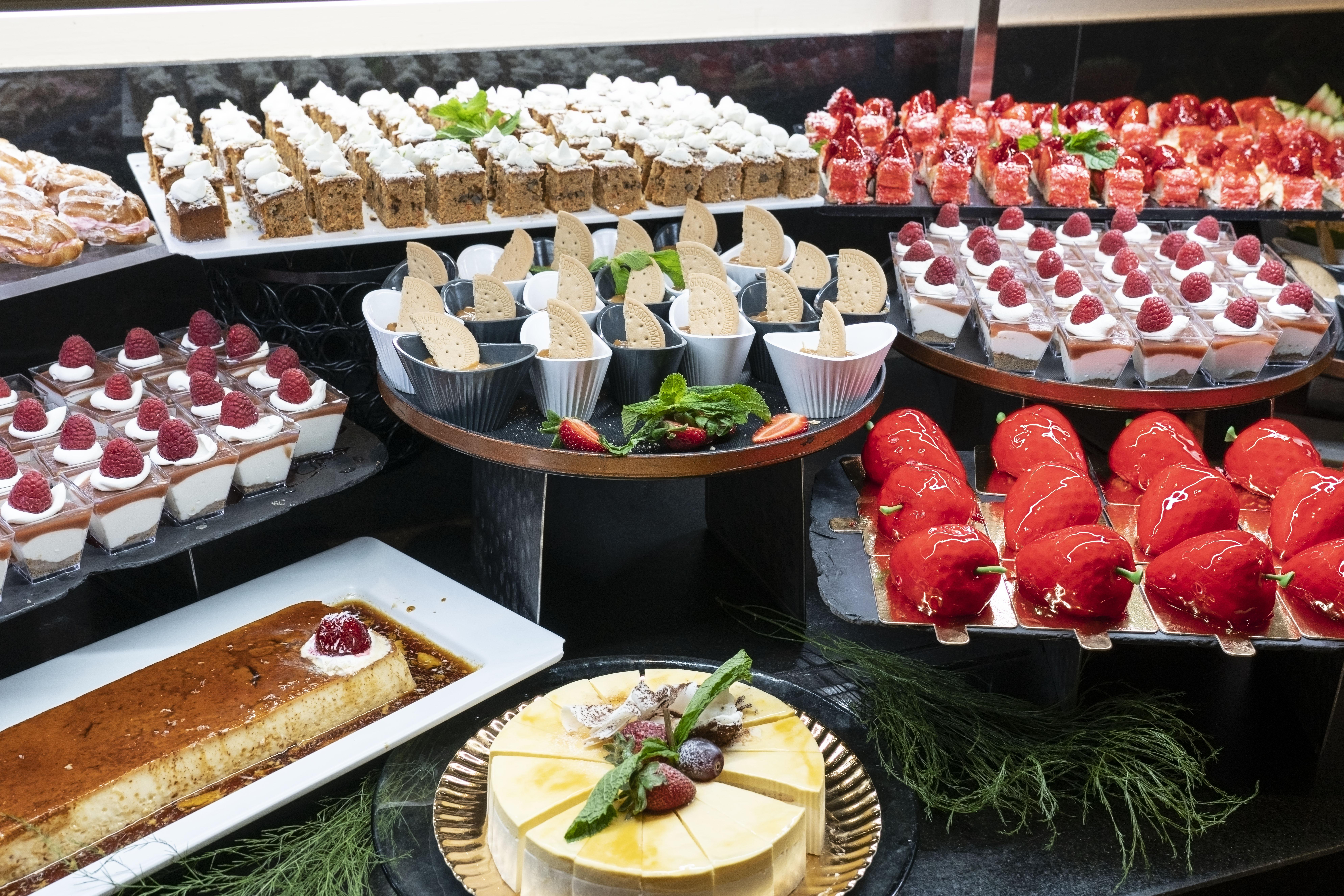 빈치 셀렉시온 라 플란타시온 델 수르 아데제 외부 사진 A selection of desserts