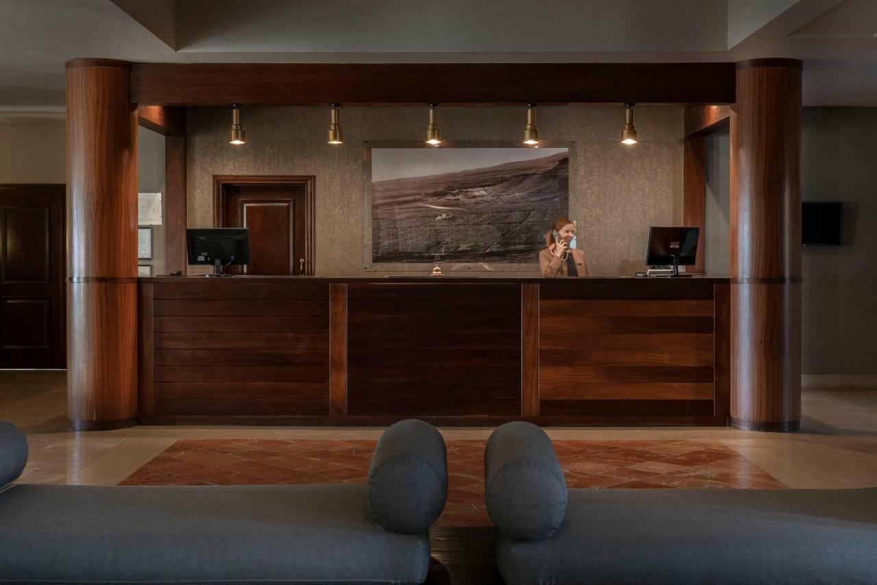 빈치 셀렉시온 라 플란타시온 델 수르 아데제 외부 사진 The reception desk at the hotel